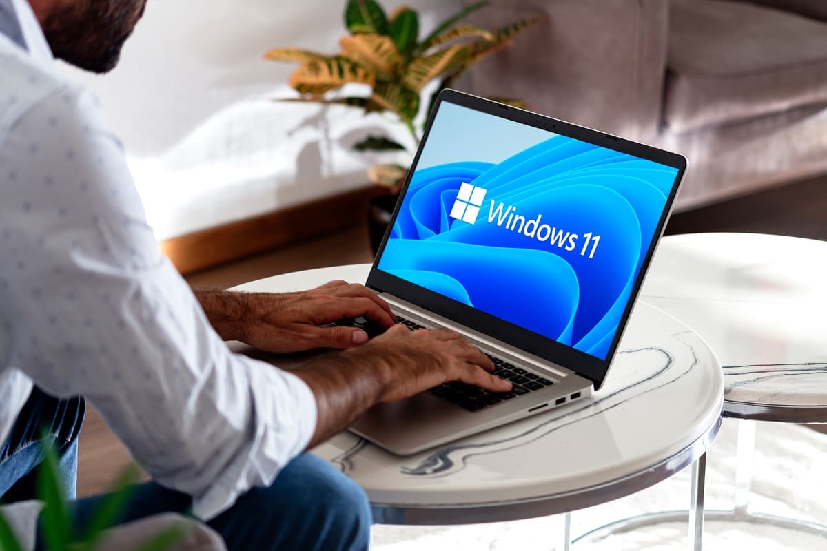 Homem digitando no computador, tela representando como atualizar o Windows 10 para o 11