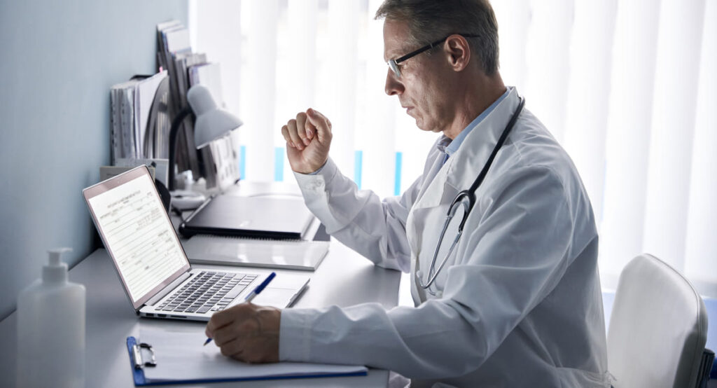 imagem de médico utilizando computador para área da saúde para trabalhar